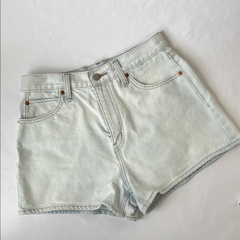 Levi’s High Waist Light Wash Denim Shorts Size 28